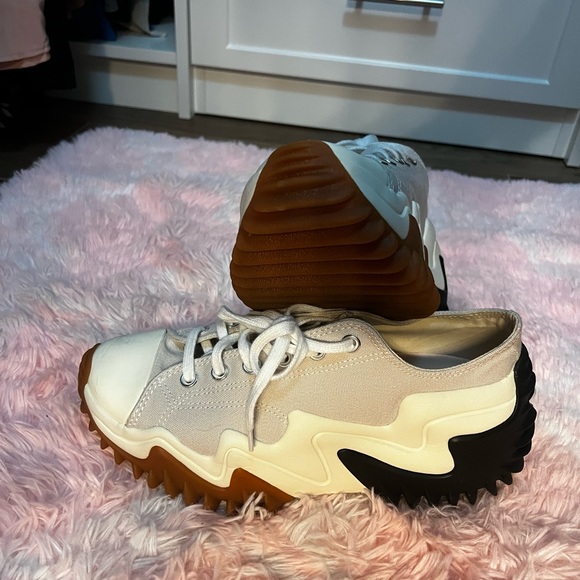 Converse - Picture 1 of 10